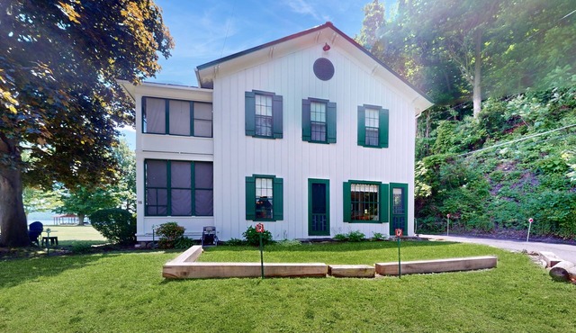 Gorgeous dog-friendly lakefront cottage with full kitchen and grill