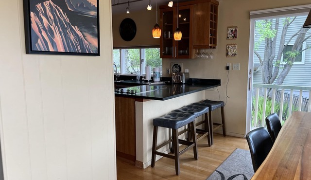 Gorgeous Downtown 3 Bed 2 bath Home & Sauna Walking distance downtown Anchorage