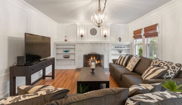 Gorgeous Downtown Baker St Bungalow, Walk Everywhere!