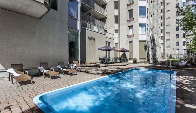 GORGEOUS DOWNTOWN SUITE WITH BALCONY, POOL & FREE GARAGE, NEAR THE BELL CENTERn