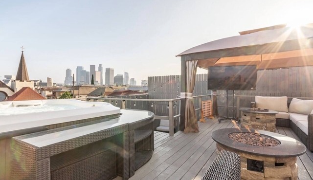 Gorgeous DTLA w/View + Hot Tub!