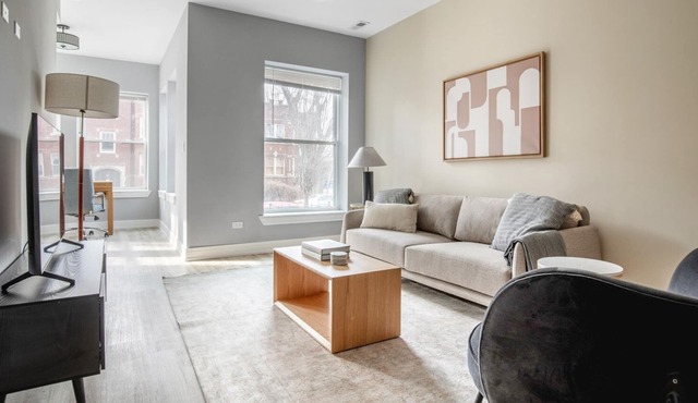 Gorgeous Edgewater 2BR nr Loyola & Red Line, by Blueground