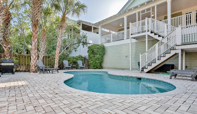 Gorgeous elevated villa with private, heated pool and fenced yard – snowbirds OK