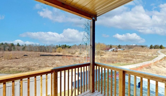 Gorgeous ensuite bedroom in a large house kitchen lounge garden near Wonderland!