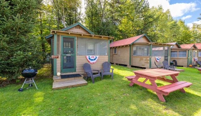 Gorgeous Escape Steps Away from Fourth Lake at Stiefvater's Lakeside Cottages