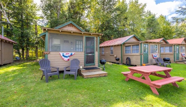 Gorgeous Escape, Steps Away from Fourth Lake at Stiefvater's Lakeside Cottages