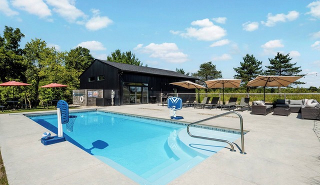 Gorgeous Estate With Pool, Hot Tub, and MORE!