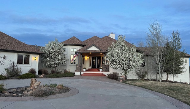 Gorgeous estate with glorious mtn views, indoor pickleball, XL hot tub & sauna!