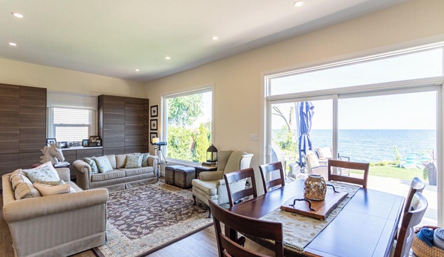 Gorgeous executive home nestled in the shores of Lake Ontario