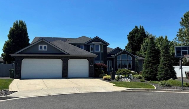 Gorgeous Executive Home - Hot Tub, Gym, Theatre, and More!