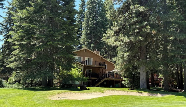 GORGEOUS FAMILY HOME ON LAW GOLF COURSE. 5 MINUTE WALK TO THE LAKE. SLEEPS 10