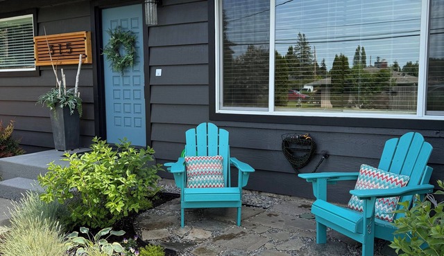 Gorgeous family home with cozy fireplaces and hot tub minutes to SEA airport