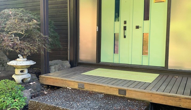 Gorgeous Family Lake View House with Gourmet Kitchen and Spa Bath with Sauna