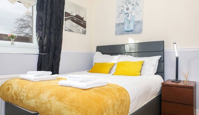 Gorgeous Family Room in Elegant Cottage