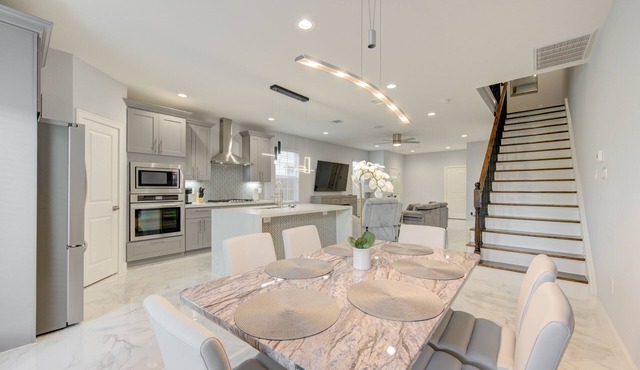 Gorgeous Family-sized Townhouse close to downtown!