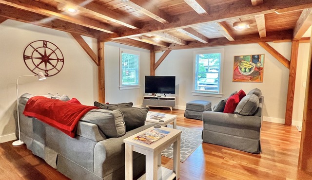 Gorgeous, Family-Friendly Timber Frame Townhouse in Town. 10 Min to beach