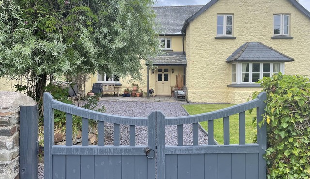 Gorgeous farmhouse, sleeps 14 + hot tub. Enclosed garden