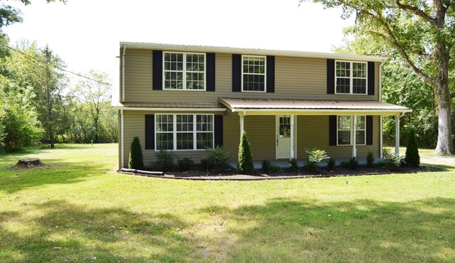 Gorgeous Farmhouse Hideout | Close to Everything ★ TN Tech ★Burgess Falls