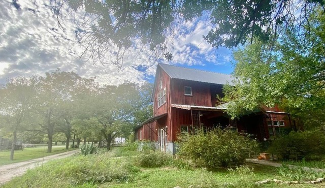 Gorgeous Farmhouse on 10 beautiful acres in the heart of Wimberley-pet friendly