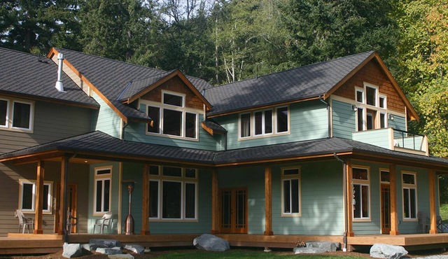 Gorgeous five bedroom home sleeps up to 13 guests. Extensive decks wrap the home, fishing pond, 11 acres with forest, pasture, and abuindance of wildlife.