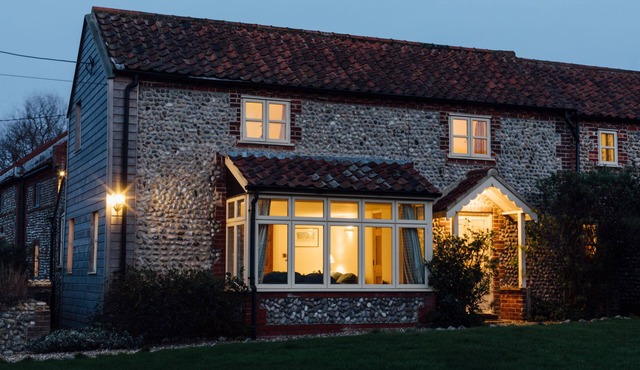 Gorgeous flint cottage overlooking the marshes, walking distance to beach