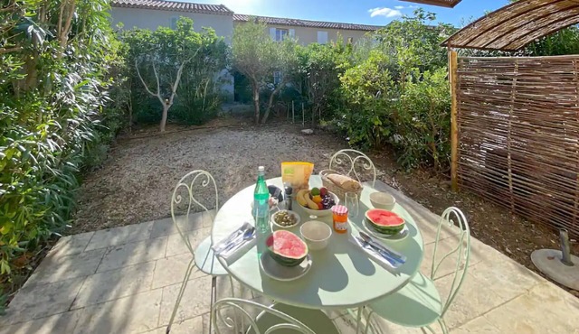 Gorgeous home in Saint-Laurent-de-la-Ca with WiFi