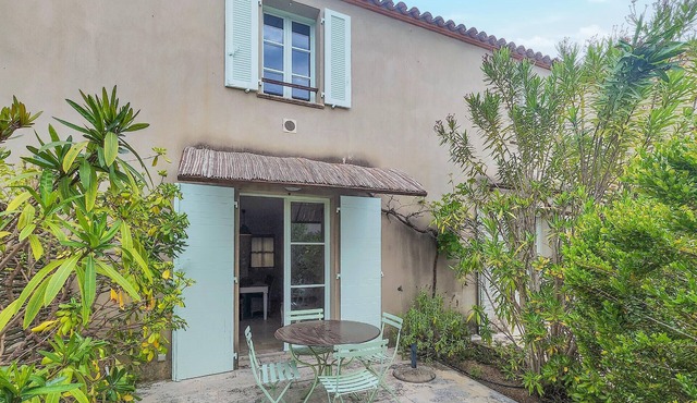 Gorgeous home in Saint-Laurent-de-la-Ca with WiFi