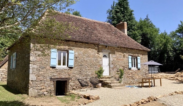 Gorgeous cottage situated in a chateau park - private pool/garden - kid-friendly