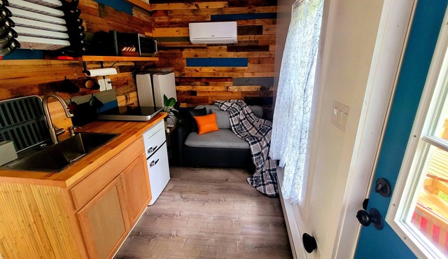 Gorgeous free standing Treehouse cabin with all the amenities!