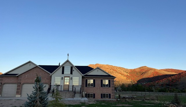 Gorgeous French Farmhouse/Ranchette/Ski Chalet in Idyllic Huntsville/Eden Valley