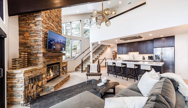 Gorgeous Full Remodel-Silver Lake Village; walk to ski lifts & Stein's; Theatre