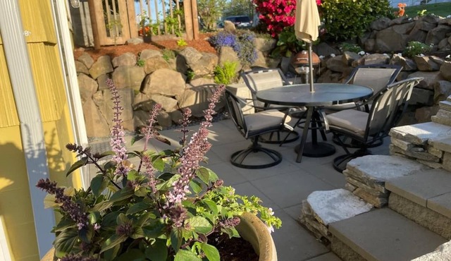 Gorgeous Garden Getaway, Near Cafes, Parks