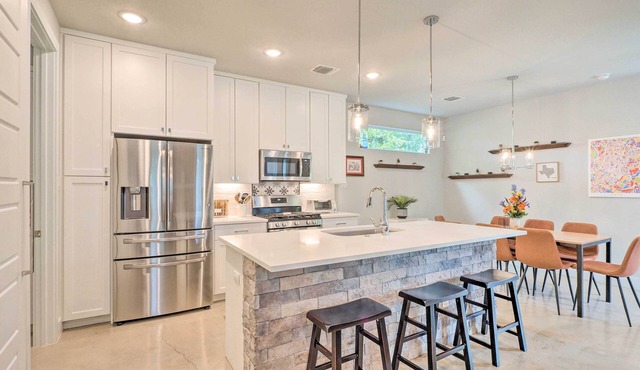 Gorgeous Georgetown Home, Walk to the Square!