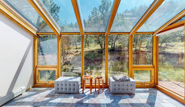 Gorgeous getaway with deck, sun room, fireplace, washer/dryer, & WiFi
