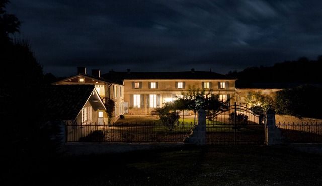 Gorgeous Gite in peaceful setting with pool & lake