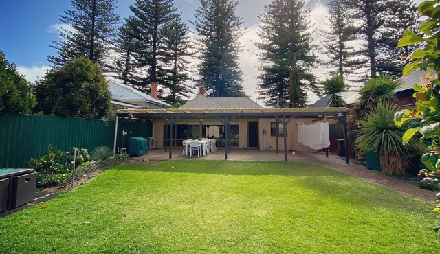 Gorgeous Grange Beach House Getaway - pets allowed