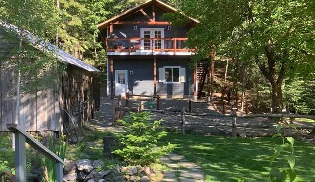 Gorgeous guest house, mature setting, 1 minute to the lake.