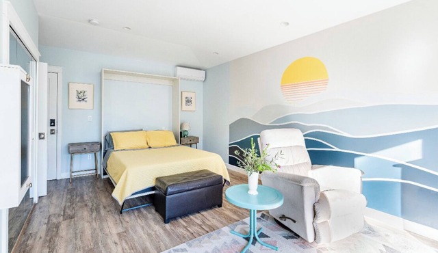 Gorgeous guesthouse in quiet neighborhood with private entrance, yard + parking!