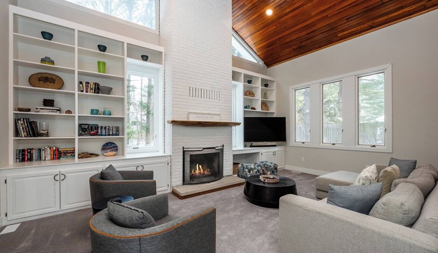 Gorgeous Harbert Home Close To Beach!