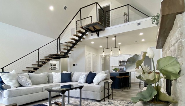 Gorgeous 'Hi-Tech' Lakeside Home! Book 3 Days Get 10% Off!