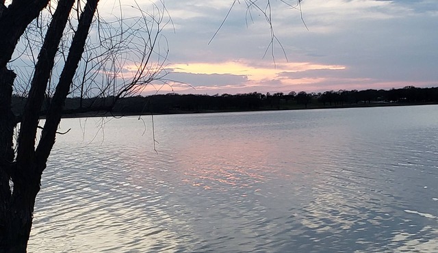 Gorgeous Hidden gem Lake front Studio. Come rewind. Pet friendly