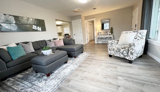 *Gorgeous Hideout, Close to everything, 3 bedrooms, fully remodeled!*