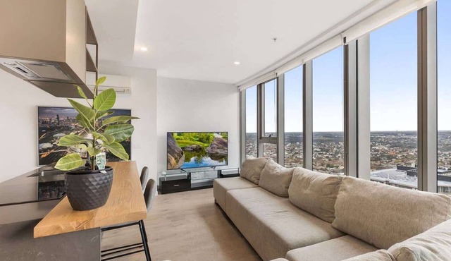 Gorgeous High-Rise Unit with Sky Bar, Pool and Gym