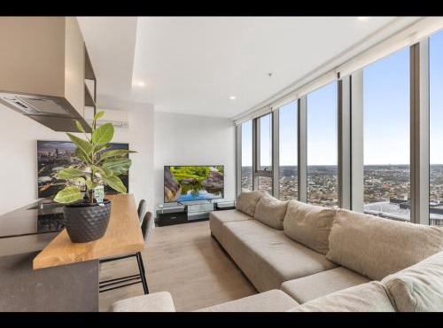 Gorgeous High-Rise Unit with Sky Bar Pool and Gym