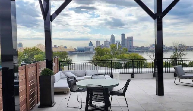 Gorgeous High-Rise On The River