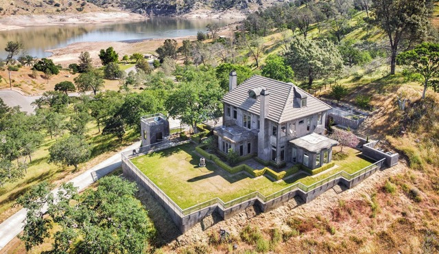 Gorgeous Hilltop Villa Overlooking Lake
