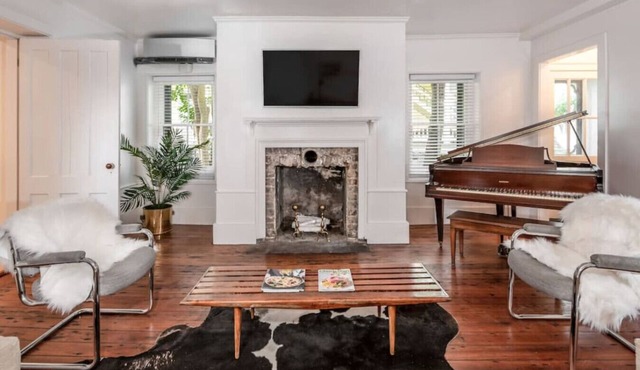 Gorgeous Historic 1BR Apt in the Heart of DT Chs