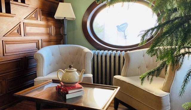 Gorgeous, Historic Gem in the Heart of Everett w/Private Patio/Sitting Porch