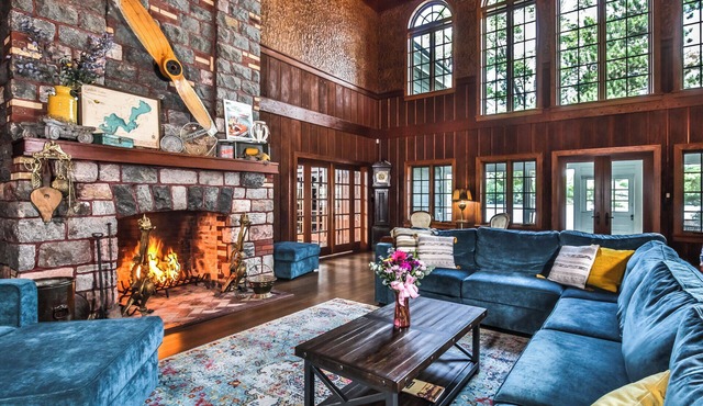 Gorgeous Historic Home on the Eagle River Chain of Lakes! Sleeps 30!