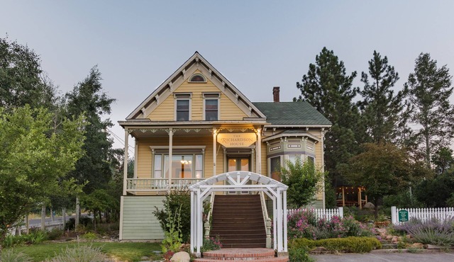 Gorgeous Historic Victorian - Walk to Downtown Truckee! Central to ski resorts!